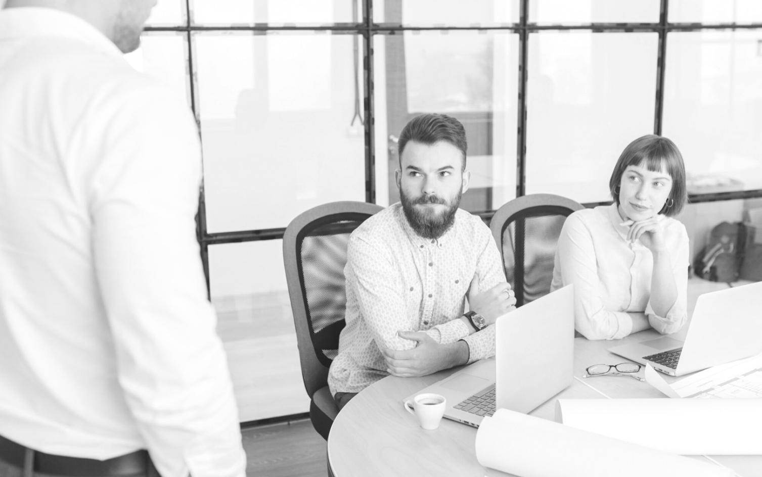 Анализ финансовых данных и конкурентных позиций